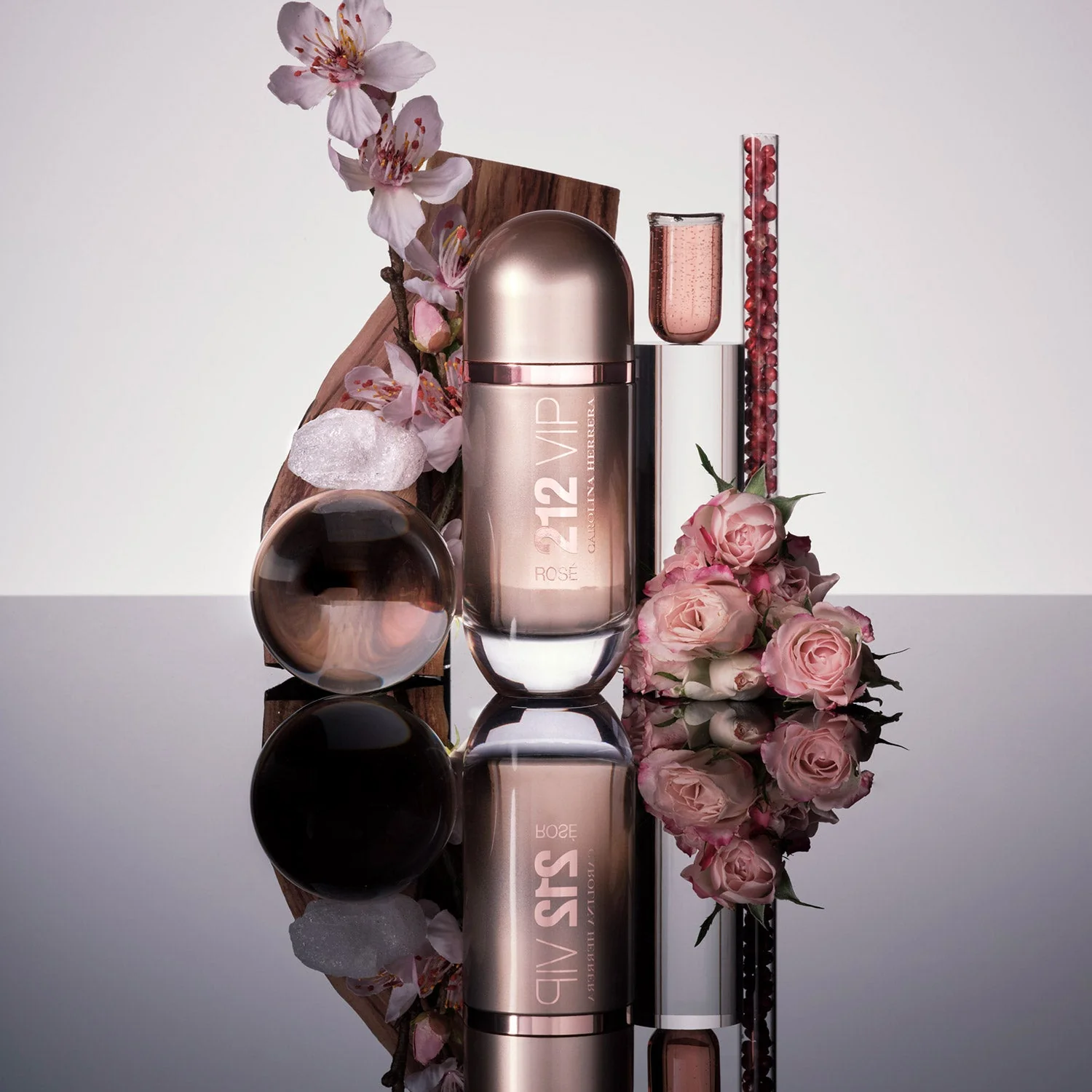 Carolina Herrera 212 VIP Rose EDP - Image 4