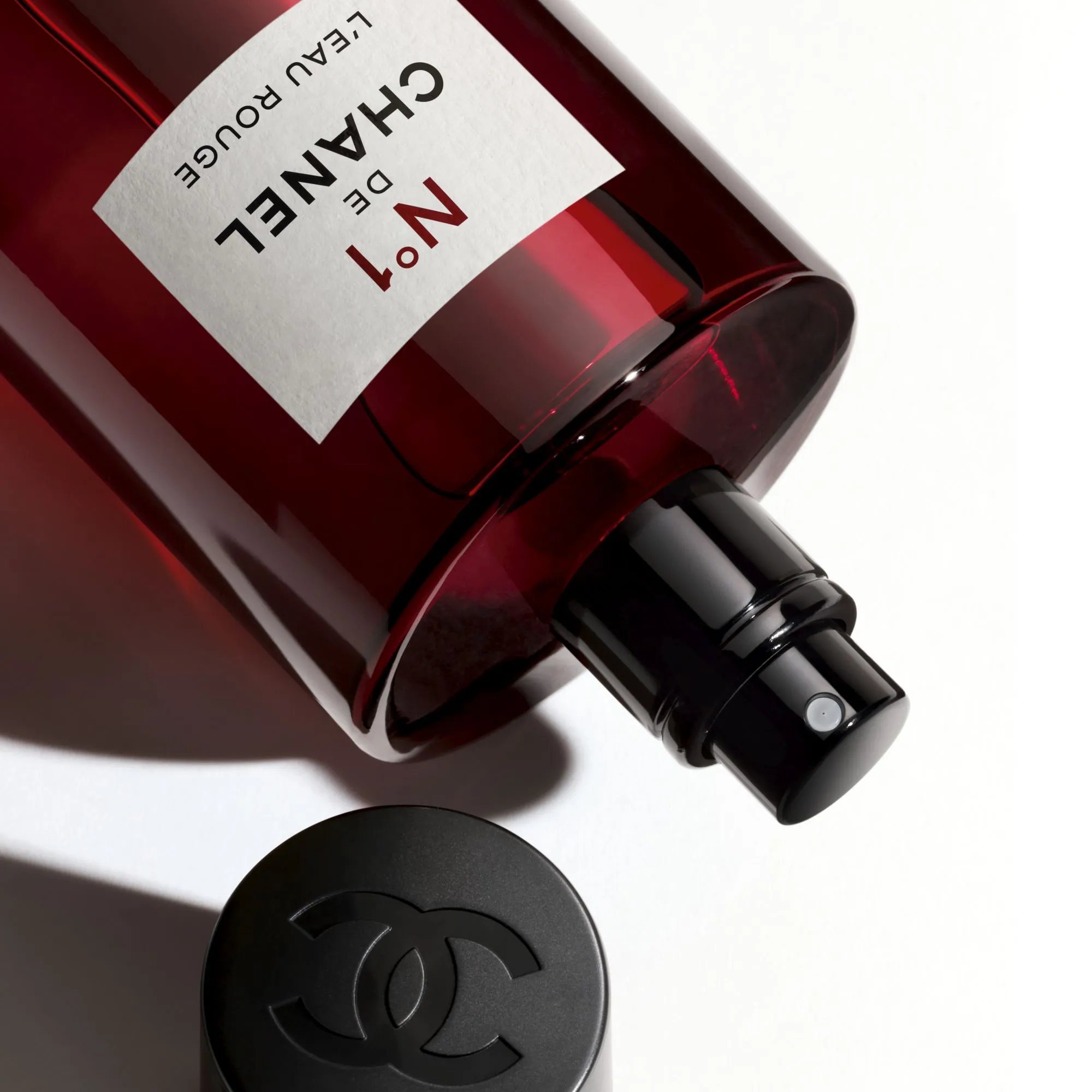 Chanel No.1 De Chanel L'Eau Rouge Revitalizing Fragrance Mist - Image 2