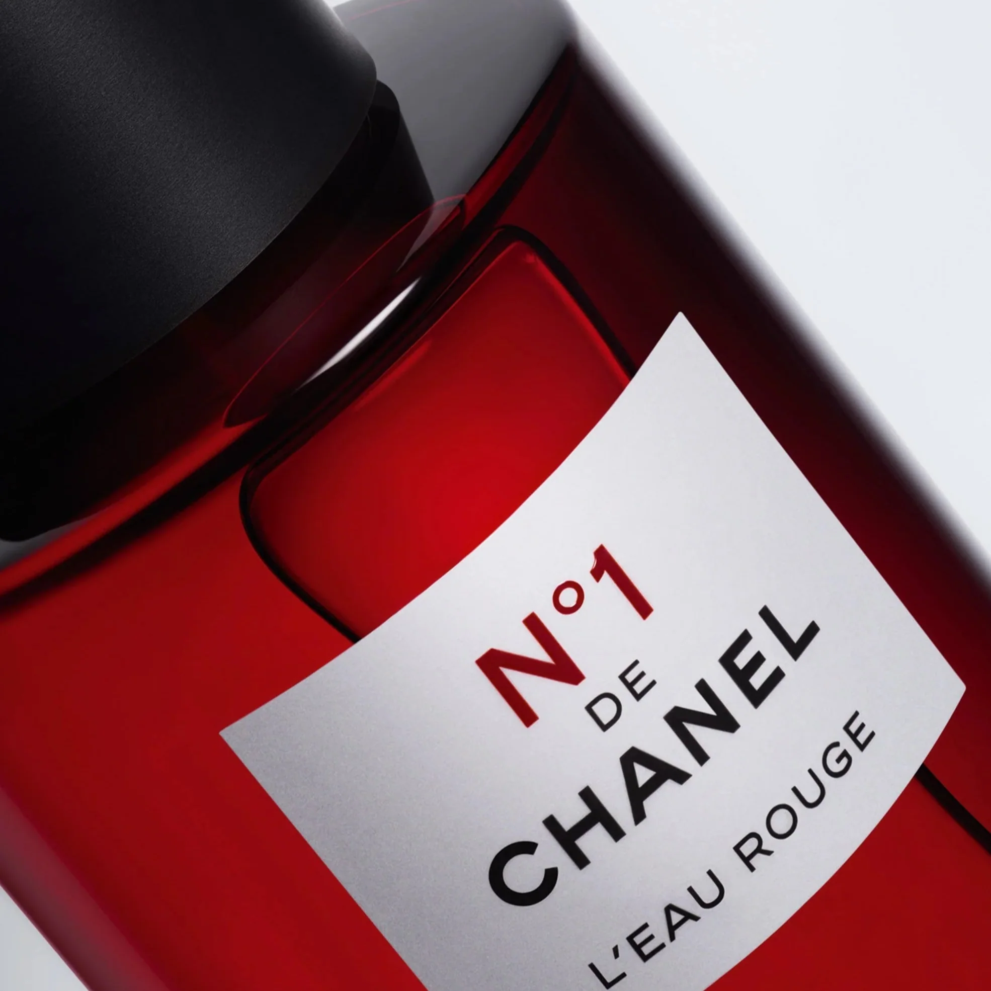 Chanel No.1 De Chanel L'Eau Rouge Revitalizing Fragrance Mist - Image 3