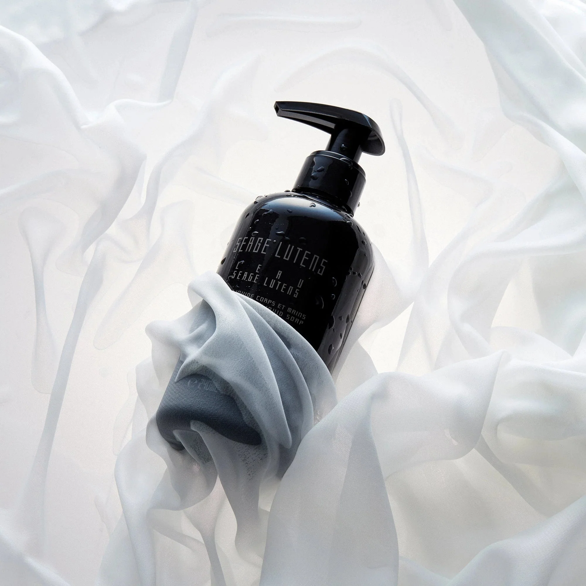 Serge Lutens Dans Le Bleu Qui Petille Hand And Body Cleansing Gel - Image 2